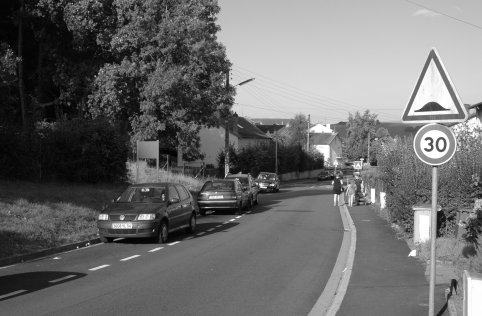 Rue du Val de la Tuilerie, la maison du garde forestier en 2009 (photographie noir et blanc: Jean-Luc Gouret)